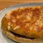 焼きたてパン工房 かえでの木 - ハンバーグパニーニ４００円　左