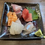 立喰寿司 生野流 - 刺身5切れ（800円）ちょっとサービスしてくれた模様