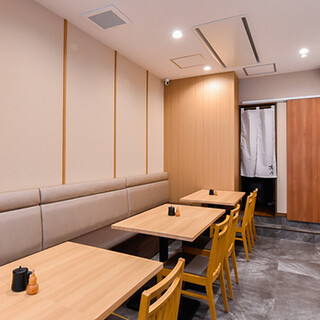 オープンしたばかりの清潔感ある落ち着いた店内