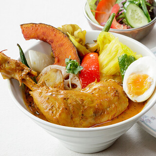 自家製スープがたまらない！「スープカレー」