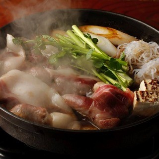 招牌菜品“猪肉火锅”。是至今传达下町风情的两国的味道。
