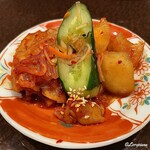 肉 听 - キムチ盛合せ