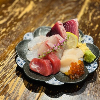 市場直送の新鮮魚介を使った刺身盛り合わせや日替わり料理