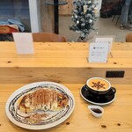 LIKO CAFE - ティラミスパンケーキ(バターミルク生地)、カフェラテ