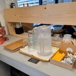 LIKO CAFE - お水はセルフサービスです。