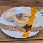 LIKO CAFE - 芋栗かぼちゃパンケーキ1450円、ふわふわ生地＋200円