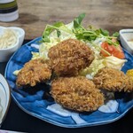 ナカガワ☆スエ食堂 - 写真を撮ったあとにマスターが、乗せ忘れちゃったゴメンね〜と言って追加の猪フライとトマトフライを持ってきてくれました（笑）