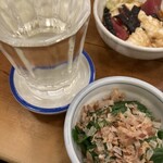 魚三酒場 - コップ酒(温)210円、にら(おひたし)180円‼️良いのかこの値段？✨