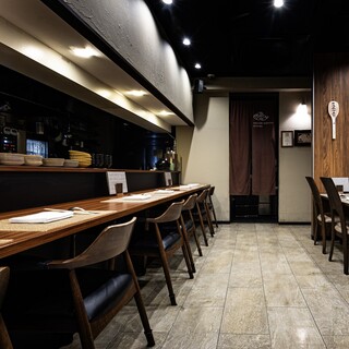 シンプルな店内でいっそう際立つ卓上の料理