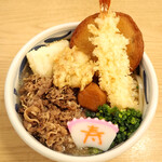 麺匠 釜善 - (冷)今日のうどんプラス（年明けうどん + とり天）（特盛） + 肉 + 丸天（薩摩揚げ）