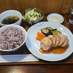 キッチン ブルー グローブ - 鶏もも肉とチーズのバロンティーヌ　白ワインと苺とバーブのソース