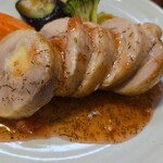 キッチン ブルー グローブ - 正面から、ソースに苺の粒が見える