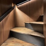 北海道焼肉 北うし - 期待の高まる階段を登ると