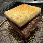 北海道焼肉 北うし - こんなサンドウィッチ食べたこと無いですw