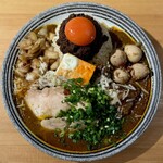 吉田カレー  - ミックス甘口多め 小・豚 中・うずらのアチャール・玉ねぎアチャール・チキンアチャーリー・グリエールチーズ・目玉焼き