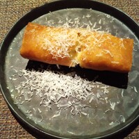 中華割烹 わらじん - 上海蟹とキノコとクリームの春巻 パルミジャーノチーズかけ990