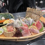 徳造丸 魚庵 - 大漁舟盛り刺身膳