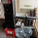 弘明寺丿貫 - ウォーターサーバー付近。ティッシュもある