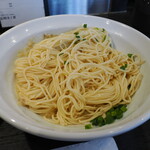弘明寺丿貫 - シュクメルリの和え玉の麺と油ダレ
