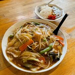 ラーメンさんぱち - 五目あんかけ焼きそば（デフォルトで1.5人前）とセットのカレー