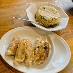 ラーメンさんぱち - 餃子とセットの半チャーハン
