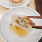 ぎょうざの満洲 - 料理写真:安定の餃子