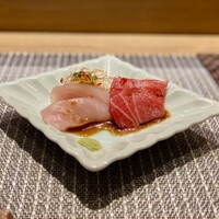上村 - お造り　かんぱちと戸井の鮪　玉葱醤油で