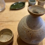 すしやのたい悟 - ・奈良県「純米吟醸／みむろ杉」　　　猪口。徳利二合。　　♪♫  臘月の憂さはらうたまははき。憂さはなくても応に呼ぼうよ詩を釣る鉤もね。♫♪  蘇軾の詩を自分なりに意訳。