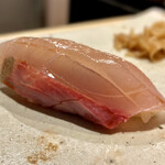 すしやのたい悟 - ・カンパチ　　　　ちいちゃい時分から、澄んだ紅色ほど優れた間八と言い聞かされてきた気がするてもんよ。