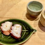 すしやのたい悟 - ・肴　タコの桜煮　　　本山葵でいただくのも良いし、こうして白胡麻と塩の組み合わせもタコの本領発揮に、一役二役。