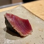 すしやのたい悟 - ・肴　カツオ（ヤイトカツオ）　　☆大将からの御厚意☆      凍雲を近か寄せないガーネット光線。
