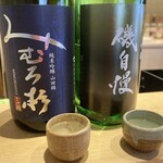 すしやのたい悟 - ・日本酒のお試し　　左から奈良県「純米吟醸／みむろ杉」。　右に静岡県「吟醸／磯自慢」。