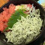 まぐろや - 窯揚げしらす　中とろ中落丼　1,350円