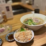 河内鴨 蕎麦 スタンド 藤乃 - (手前)河内鴨の炊き込みご飯