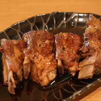 UMAMI日本酒弐番館 - 骨付きスペアリブ