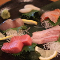 UMAMI日本酒弐番館 - マグロ、ブリ、さわら、ホタテ、サーモン