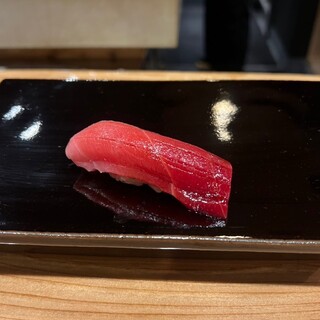 10年以上熟成させた希少な赤酢を使用したシャリの鮨コース