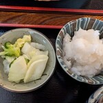 そば処 上代 - 漬物と大根おろし