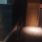 軍鶏 枩井 - 階段上がった所。シックな入口