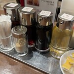 551蓬莱 本店 - 卓上の調味料