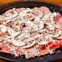 トリュフ香るふわふわチーズと牛肉のカルパッチョ