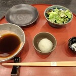 280983987 - 整った膳にこれから供される食事が美味しいことを感じさせます