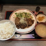 キッチンエルビ - 来ました、あれ？　アツアツ感が無い