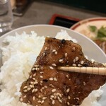 キッチンエルビ - ゴマ味の冷めた肉