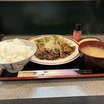 キッチンエルビ - みそ汁だけ湯気がたってた