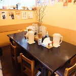 らぁめん 一福 - 店内左はテーブル席(相席)。