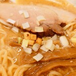 らぁめん 一福 - 葱の仕込みも、クルトンの盛り付けも丁寧。