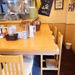 らぁめん 一福 - 店内入ってすぐ右の、L字カウンター。