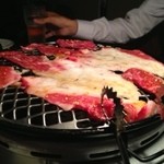 近江牛焼肉 囘 - このでっかいロースを切らずに、まるまる口にほおばるのが旨いと思います。