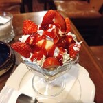 六曜館珈琲店 - いちごパフェ900円